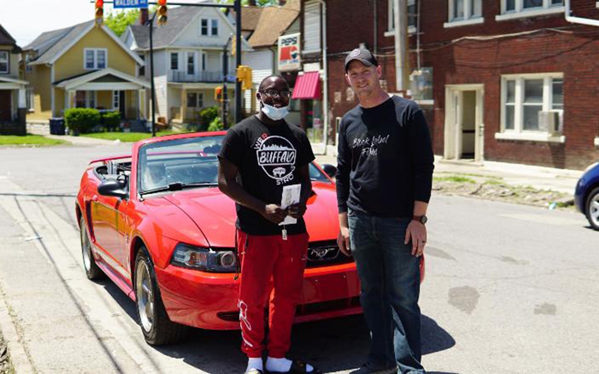 Thanh nien don rac sau bieu tinh anh 1