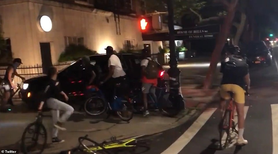 Oto lao thang vao nguoi bieu tinh anh 1