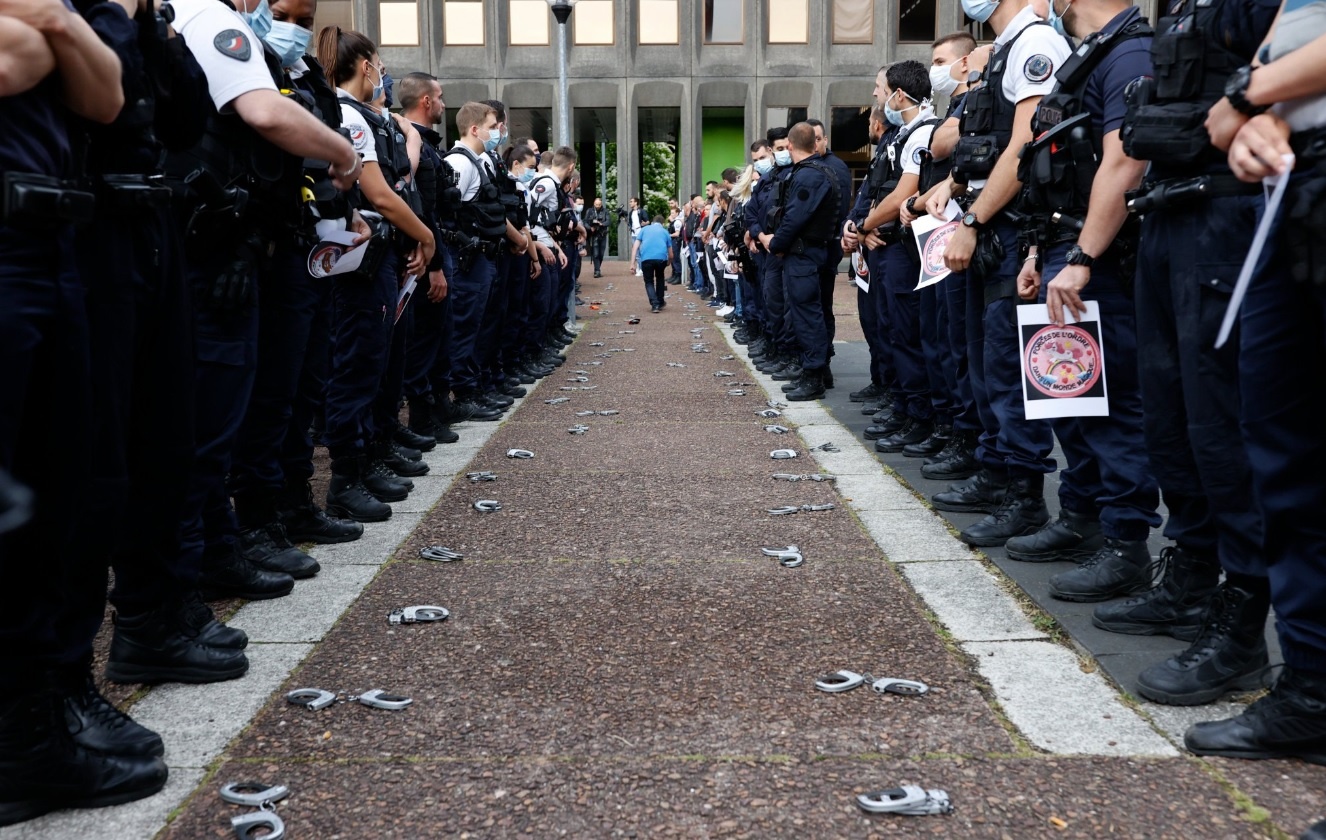 Canh sat Phap vut cong tay, phan no ve cao buoc phan biet chung toc hinh anh