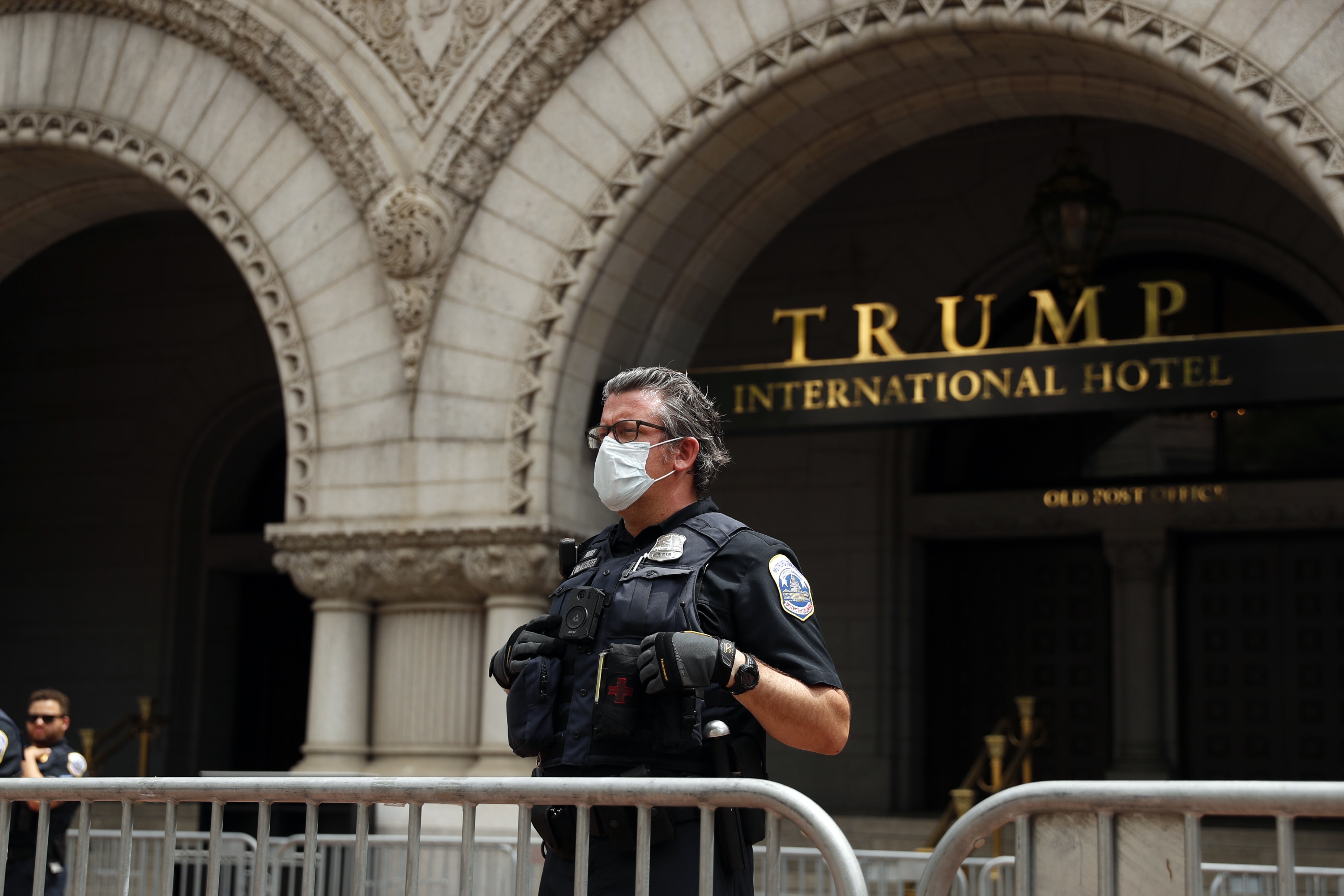 Khach san cua ong Trump thanh tam diem dieu tra lam quyen thu loi hinh anh