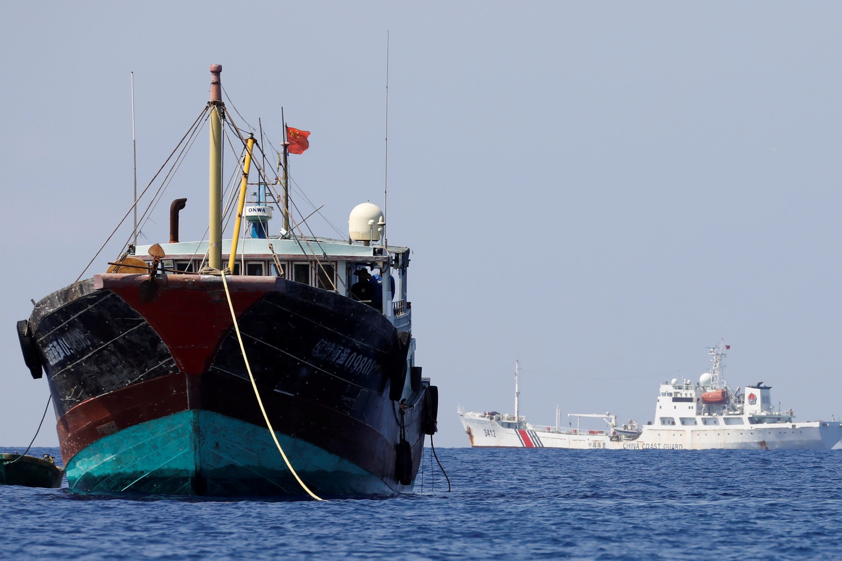 Tau Trung Quoc ap sat tau ca Viet Nam, lam 16 ngu dan roi xuong bien hinh anh