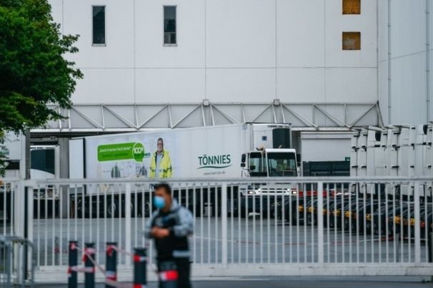 Duc phat hien o dich lon trong lo mo, hon 650 ca nhiem Covid-19 hinh anh