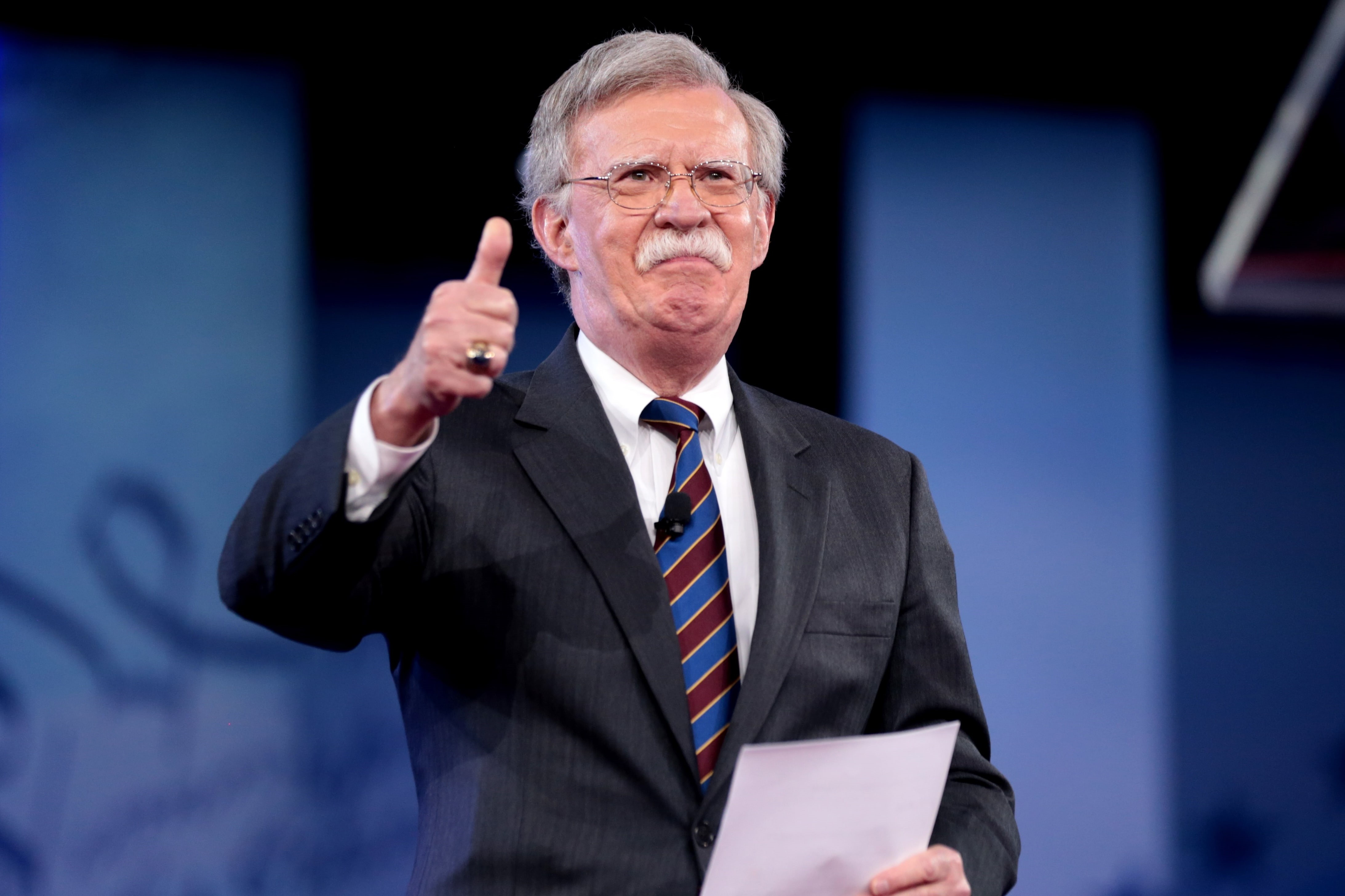 Toa bac yeu cau chan sach bom tan cua cuu co van TT Trump hinh anh