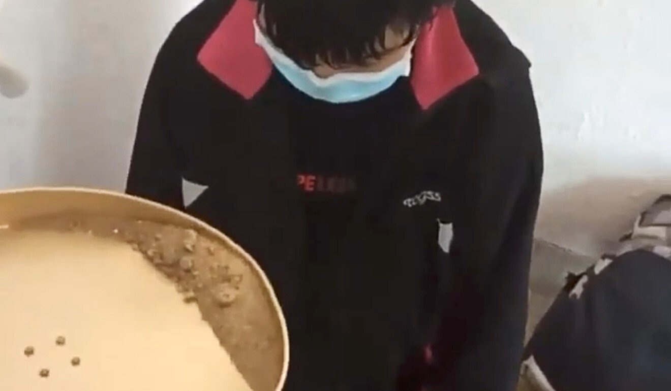 Nu sinh bi danh bang nap xo va ep an cat o Hong Kong hinh anh