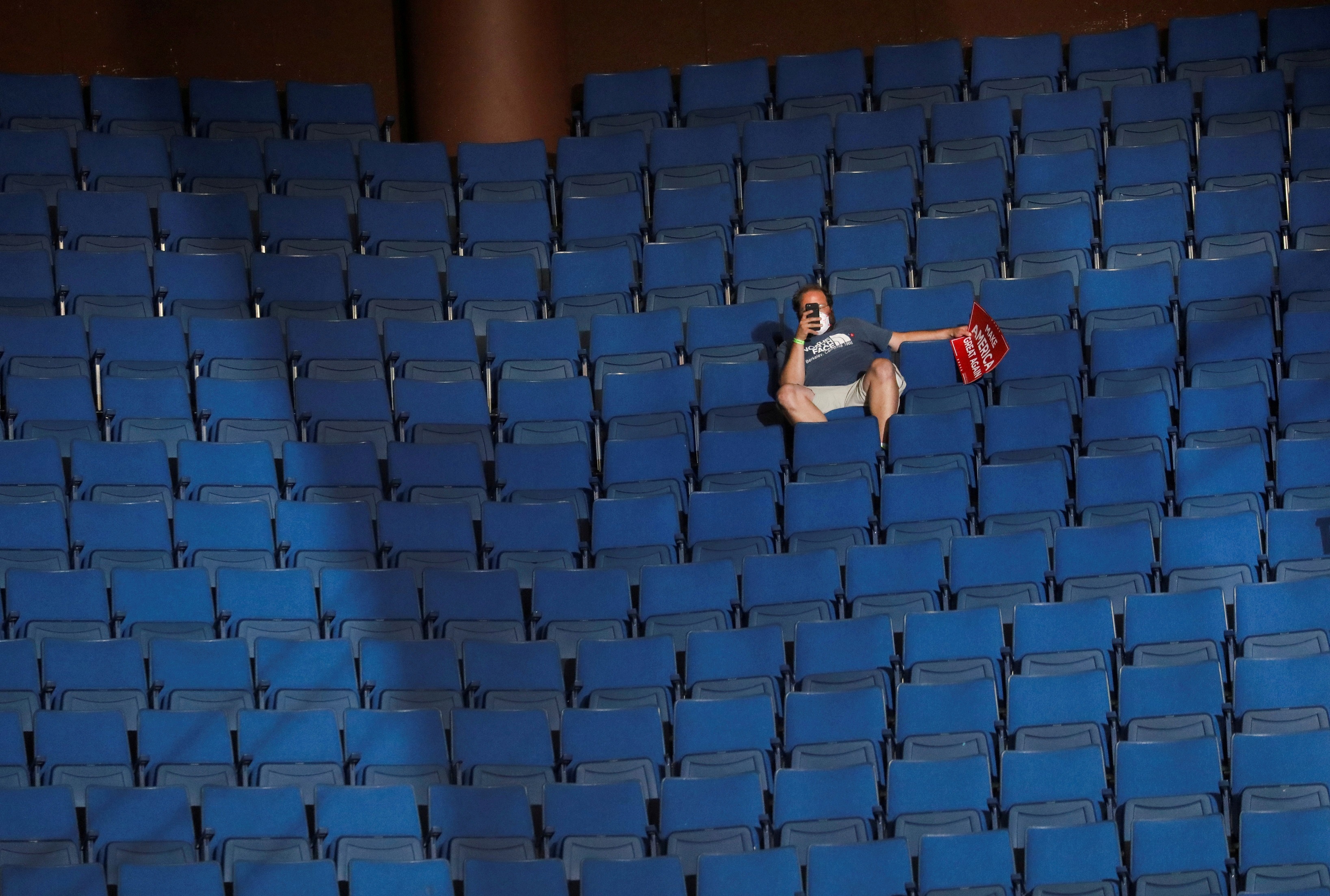 Trump noi gian anh 1