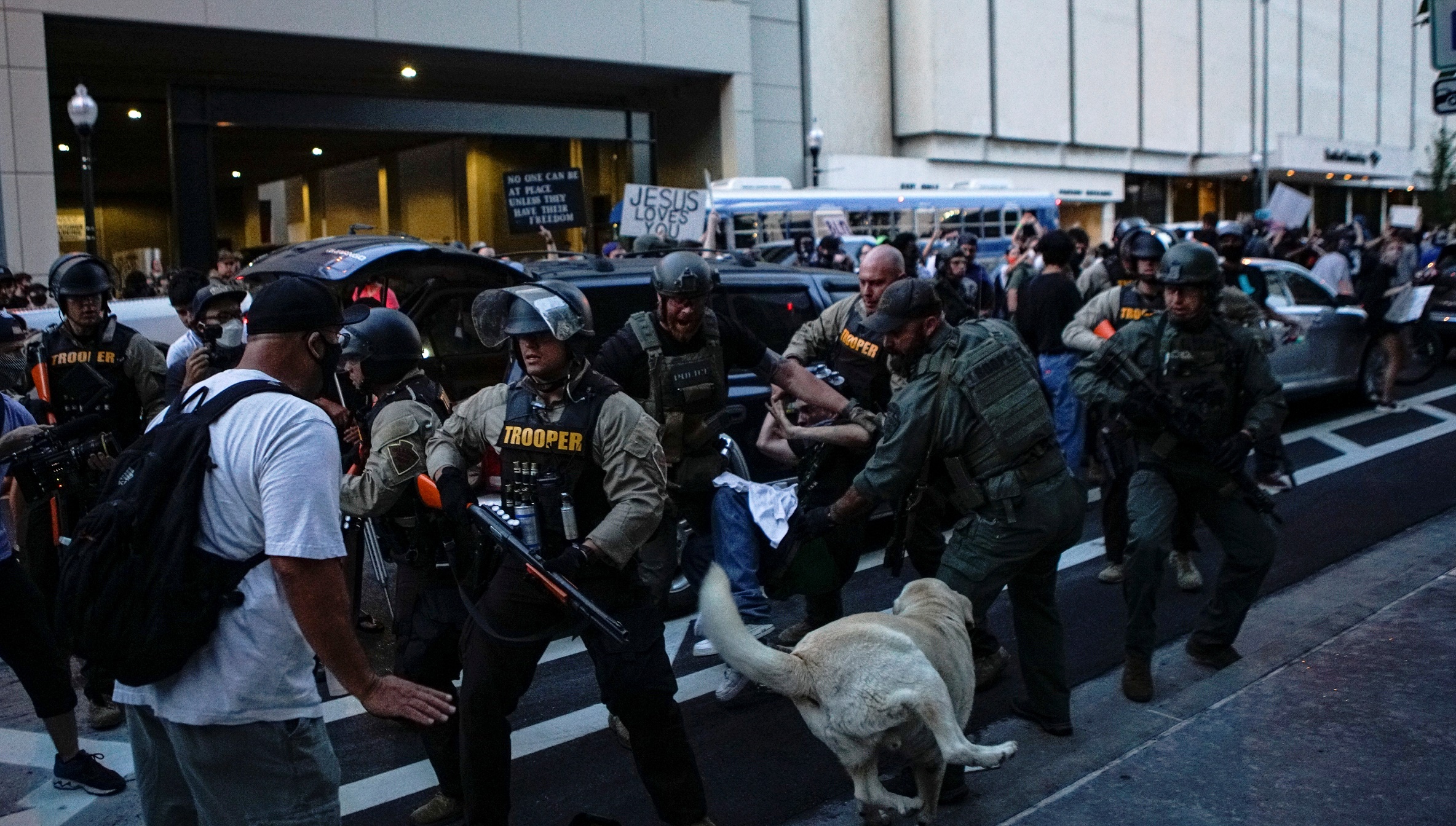 Trump noi gian anh 5