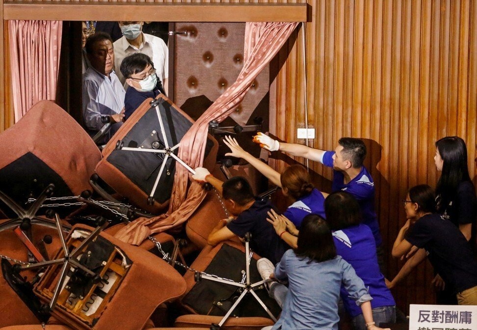 Au da tai Lap Phap Vien Dai Loan, dang than dai luc lay xich khoa cua hinh anh