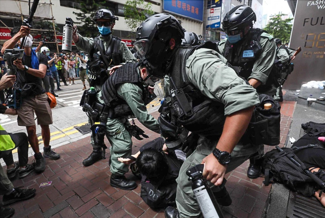 Canh sat Hong Kong bat nguoi dau tien theo luat an ninh quoc gia moi hinh anh