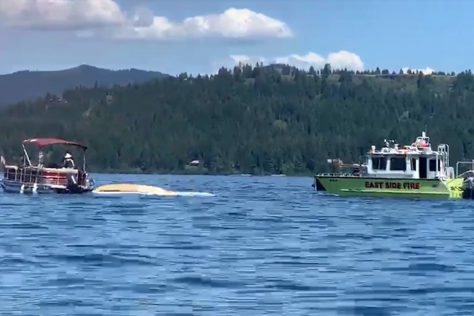 Hai may bay dam vao nhau roi roi xuong ho lam 8 nguoi thiet mang o My hinh anh