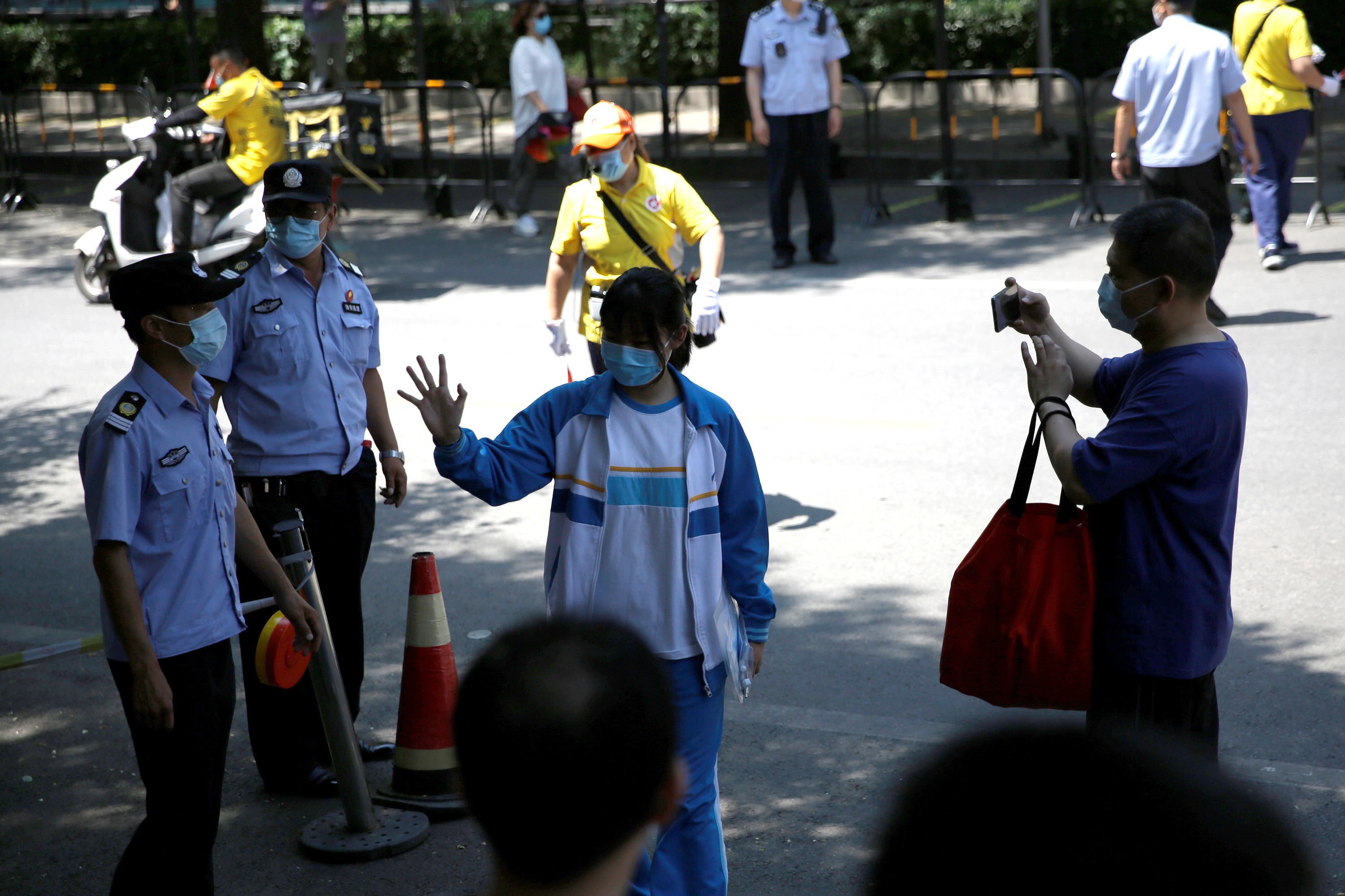 thi sinh TQ bat dau thi dai hoc anh 9