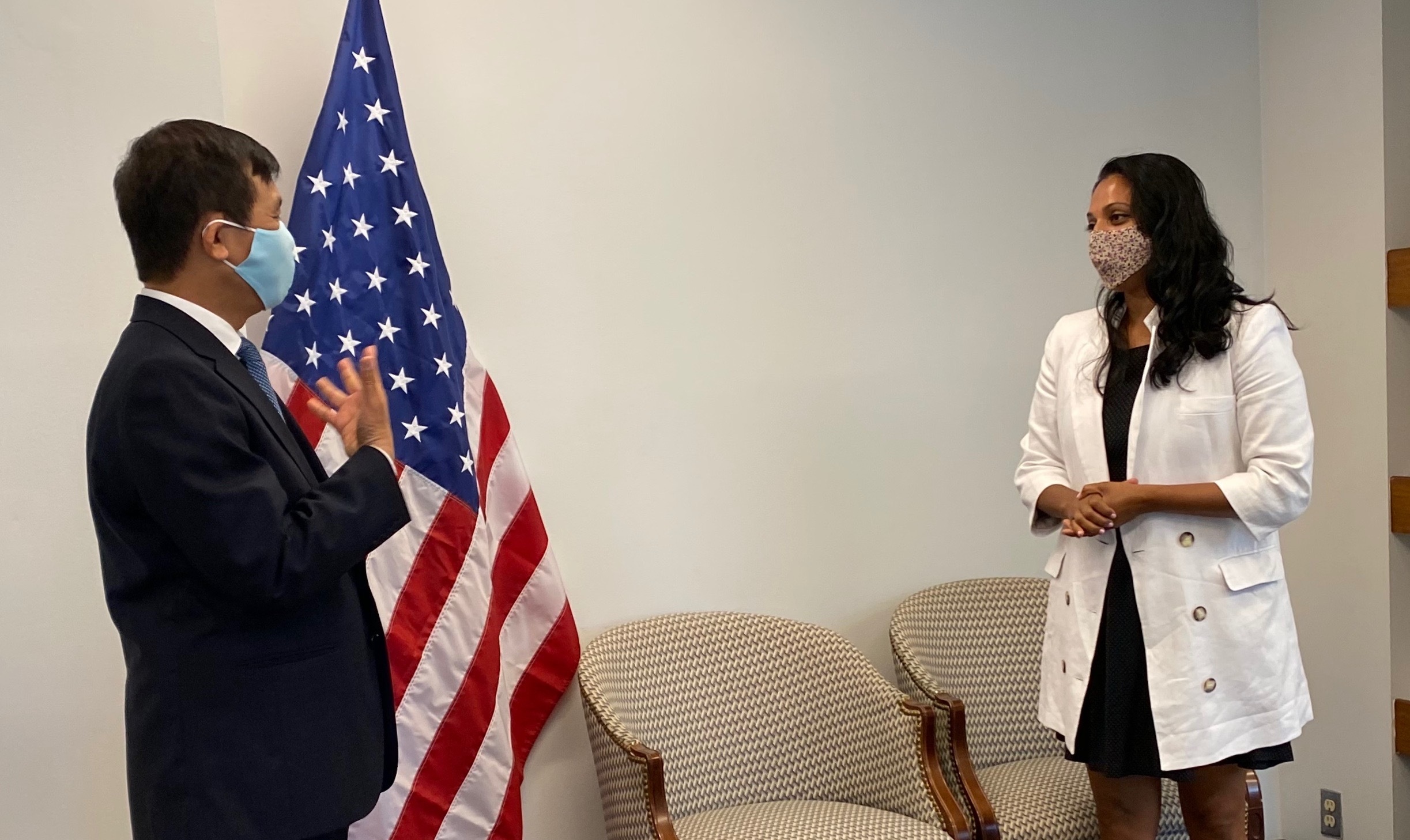 2 tan khau trang qua tang anh 1