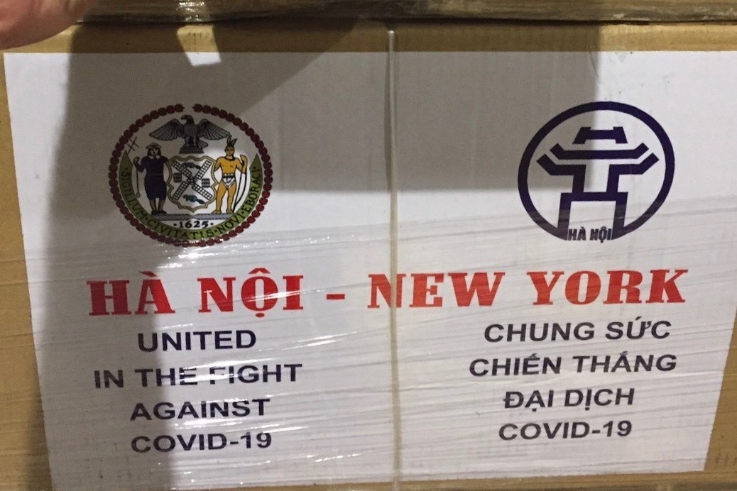 2 tan khau trang qua tang tu TP Ha Noi da den New York hinh anh