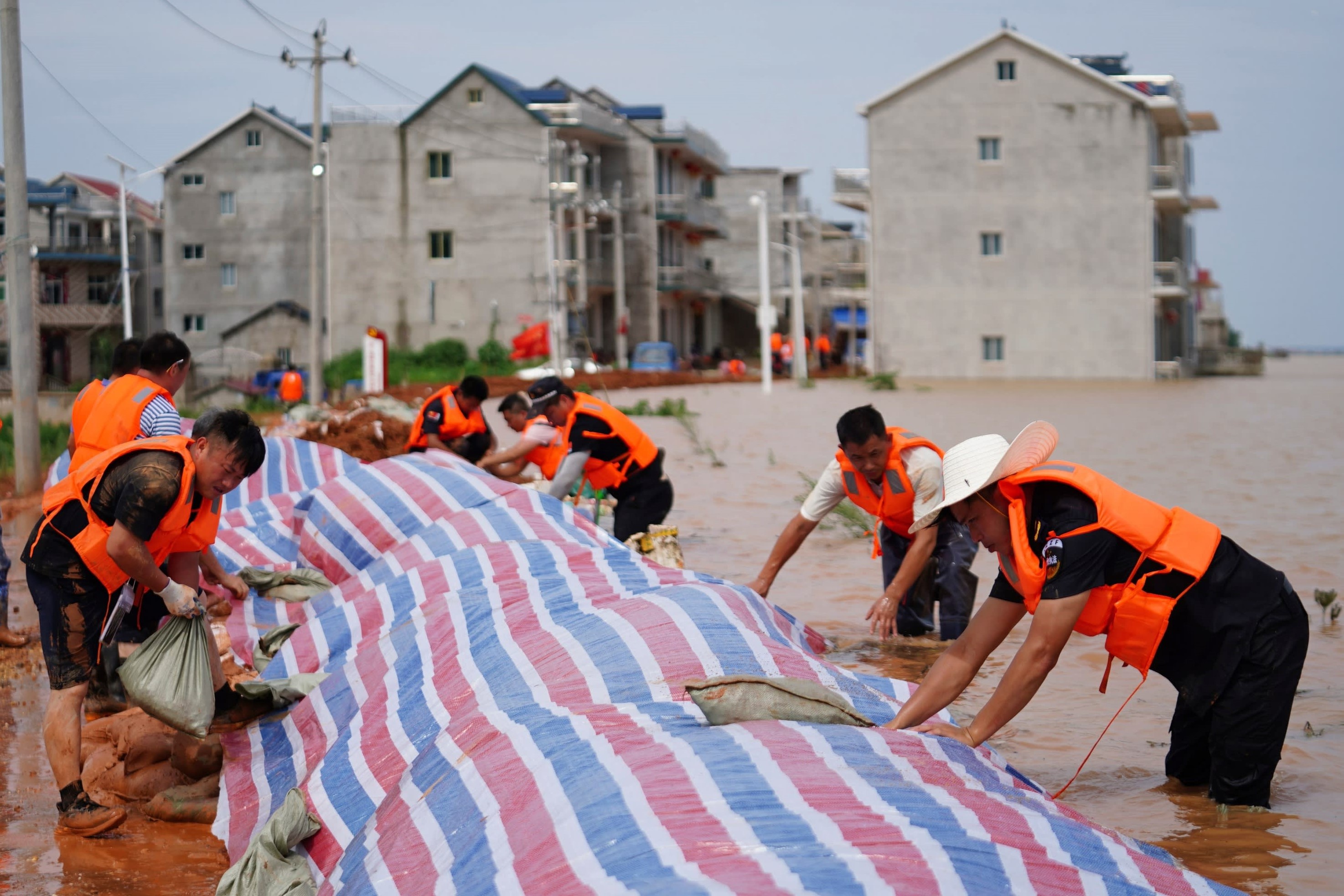 TQ canh bao con nhieu tran lu moi, song Truong Giang chua het bao dong hinh anh