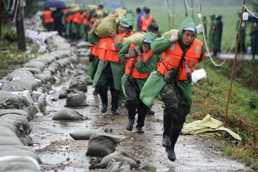 Viet Nam ho tro TQ 100.000 USD de khac phuc hau qua lu lut, dong dat hinh anh