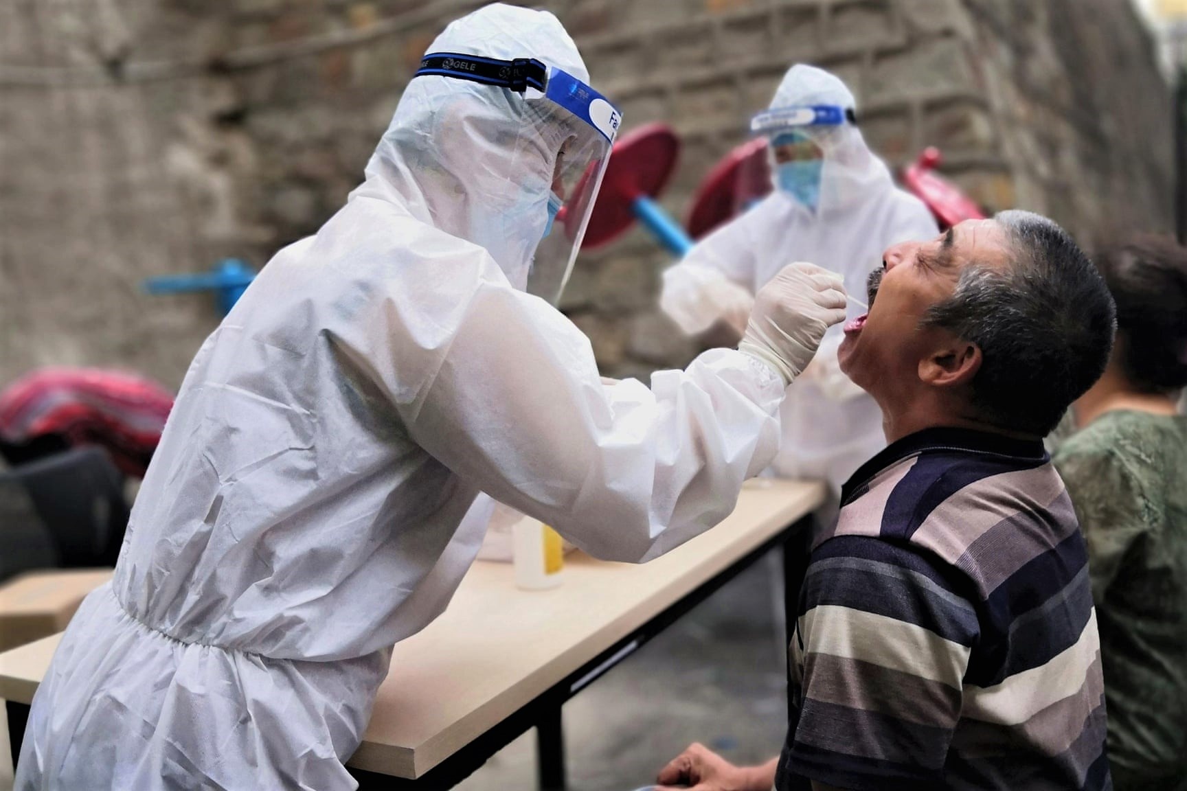 Dich Covid-19 o Tan Cuong lan rong, phai ban bo bien phap 'thoi chien' hinh anh