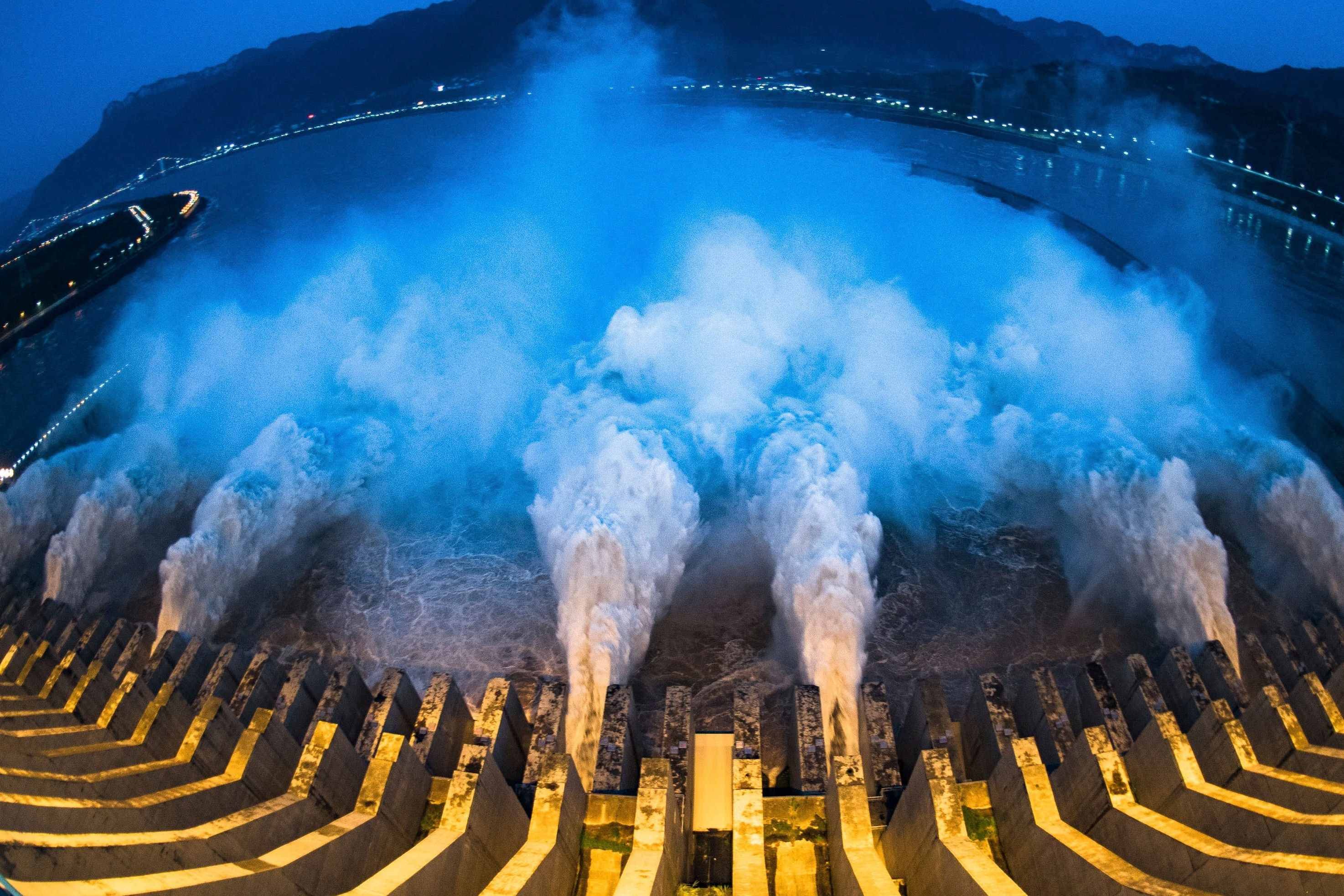 Trung Quoc 'bao dong do' lu lut tren song Hoai hinh anh