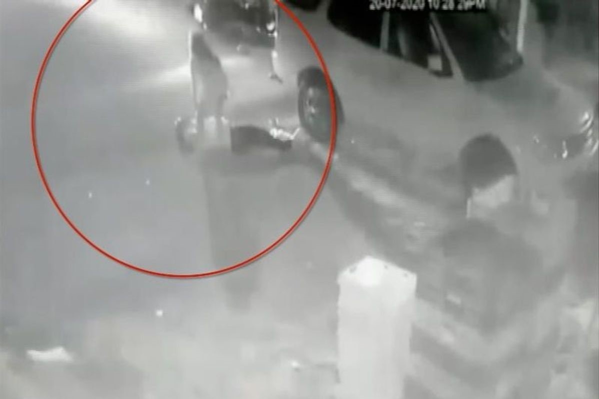 Nha bao bi ban chet giua pho sau khi to cao quay roi tinh duc o An Do hinh anh