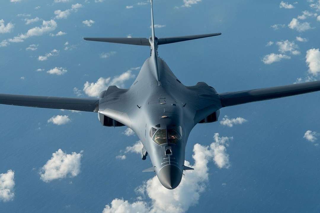 Phi co nem bom My den Bien Dong, tap tran voi tau san bay hinh anh