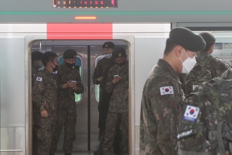 Hang tram linh Han xet nghiem Covid-19 vi o dich o don vi tien tuyen hinh anh