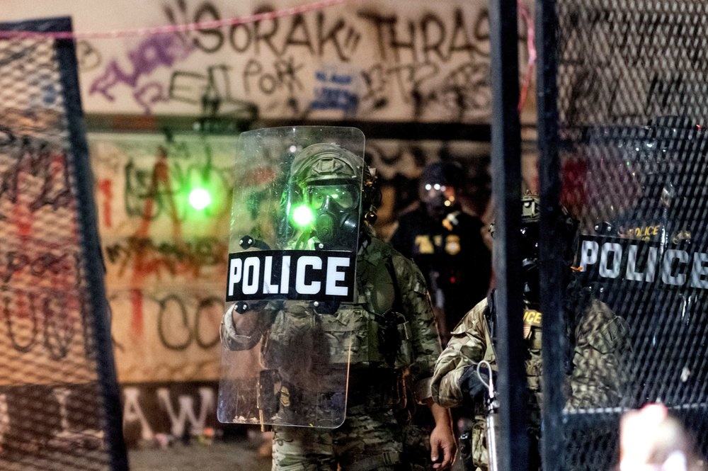 Nguoi bieu tinh My nem phao vao toa an anh 3