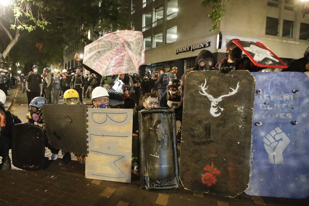 Nguoi bieu tinh My nem phao vao toa an anh 6