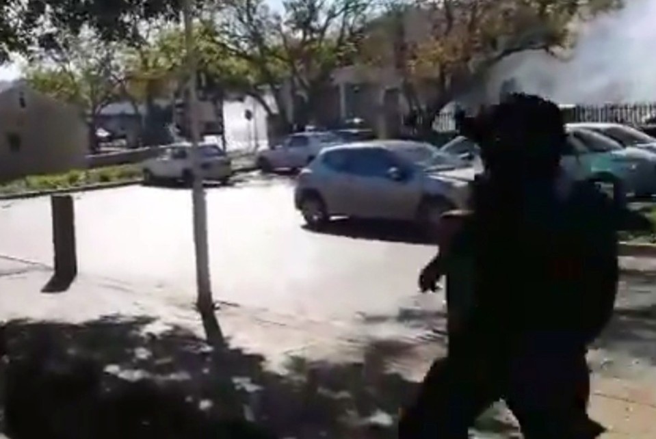 69 tu nhan dao tau tao bao o Nam Phi, khong che ca cai nguc hinh anh