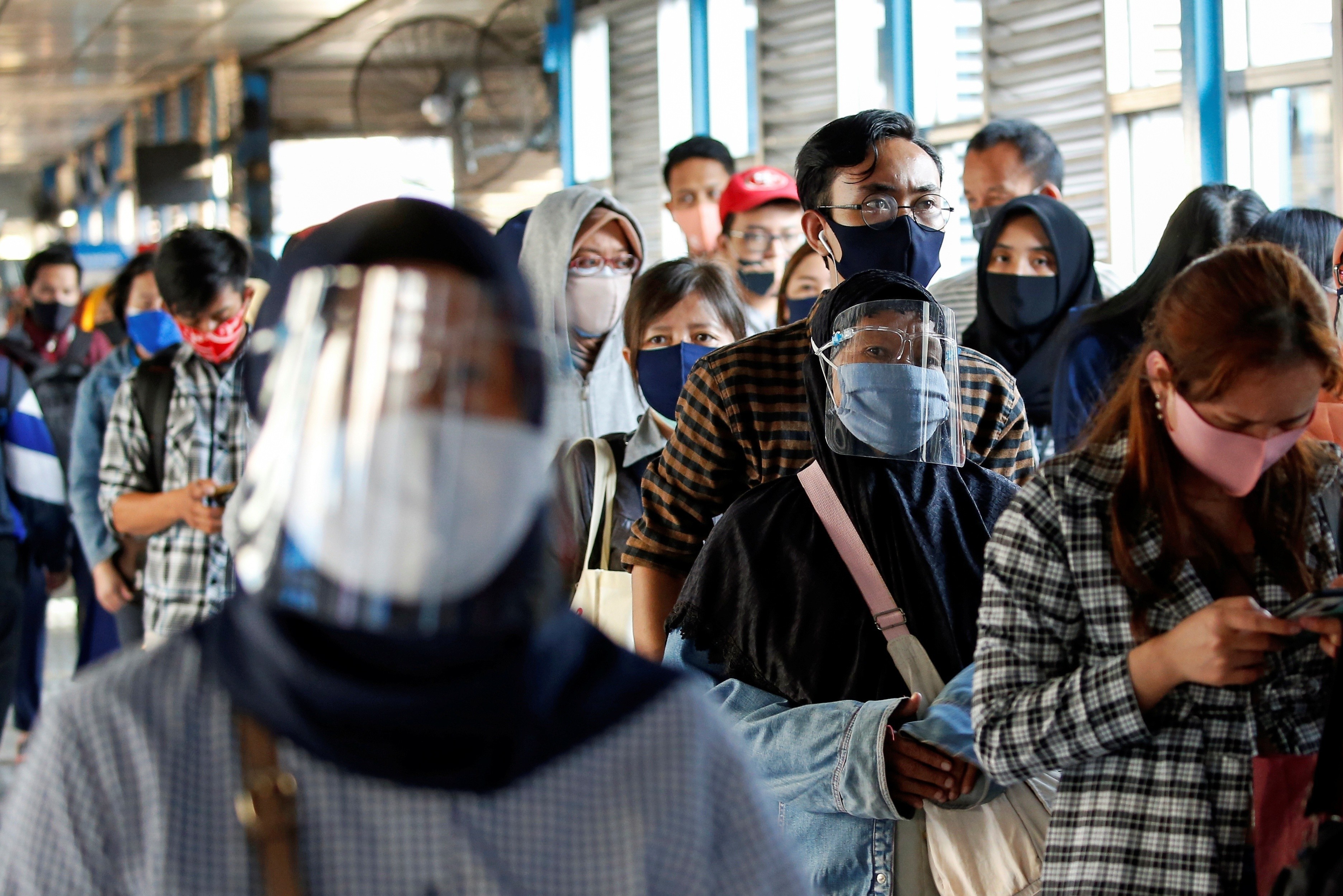 Ngu dan bi Indonesia bat giu ve nuoc sau khi man han tu hinh anh