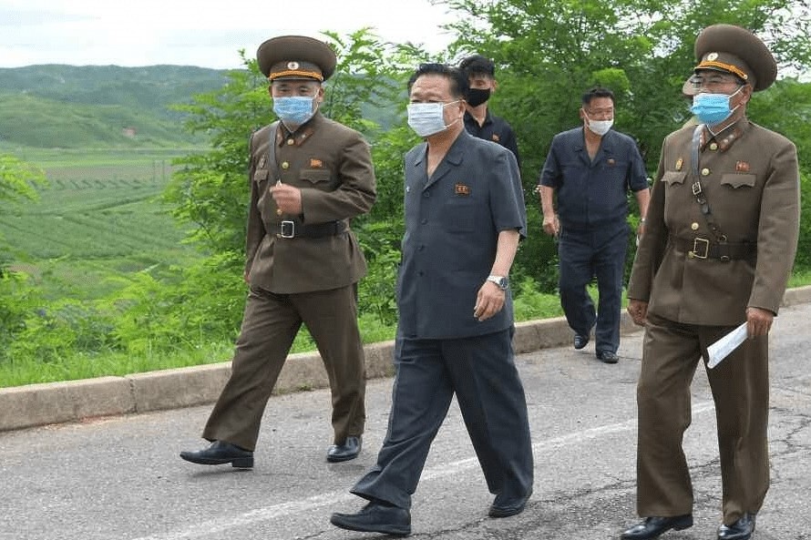 Nhan vat so 2 Trieu Tien den vung phong toa chong Covid-19 hinh anh