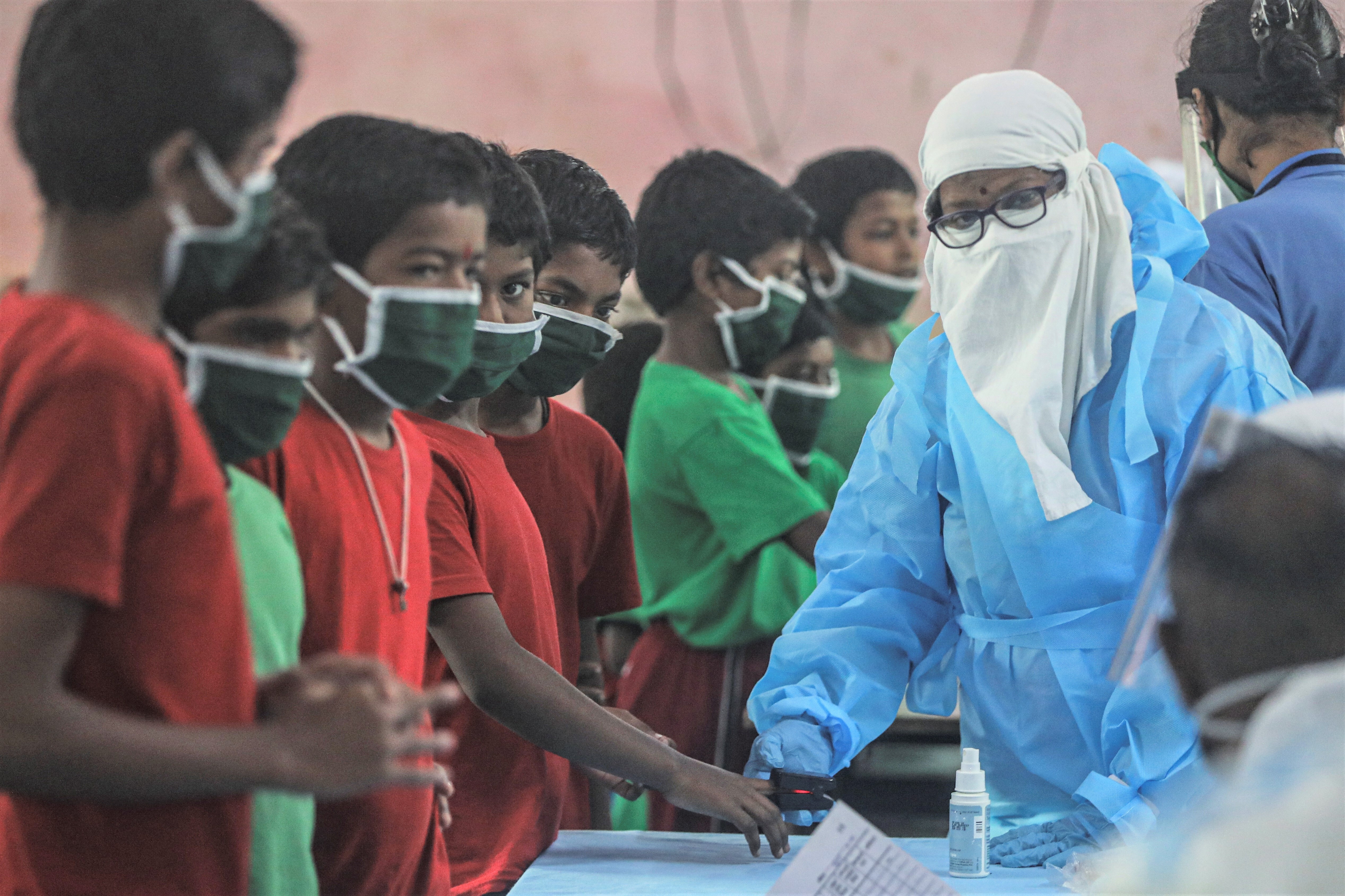 Chau A bung phat Covid-19, Australia trai qua ngay chet choc nhat hinh anh