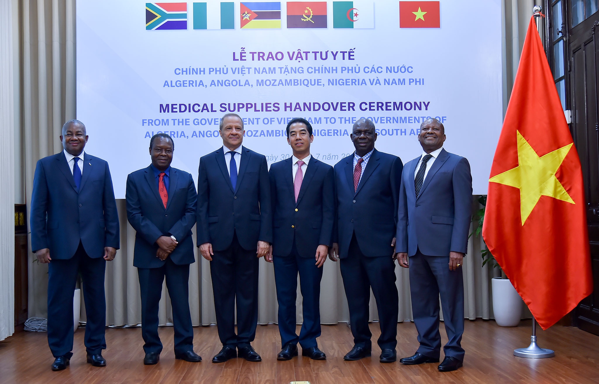 Viet Nam tang khau trang anh 2