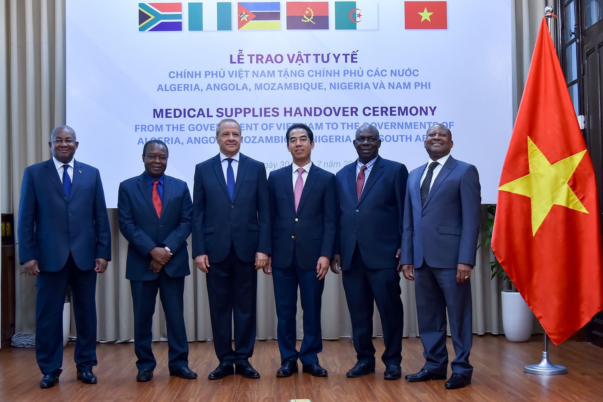 Viet Nam tang khau trang, sinh pham xet nghiem Covid-19 sang chau Phi hinh anh