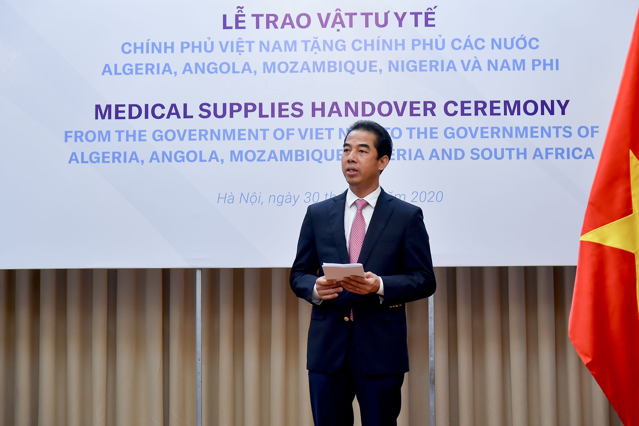 Viet Nam tang khau trang anh 1