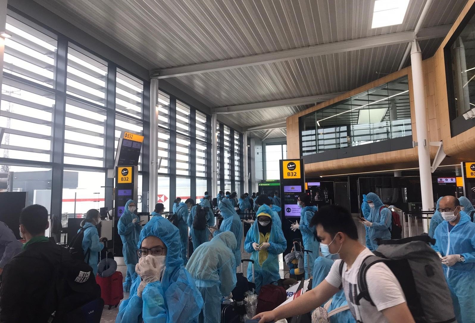 Dua gan 280 cong dan ve Viet Nam an toan tu 5 nuoc chau Au hinh anh