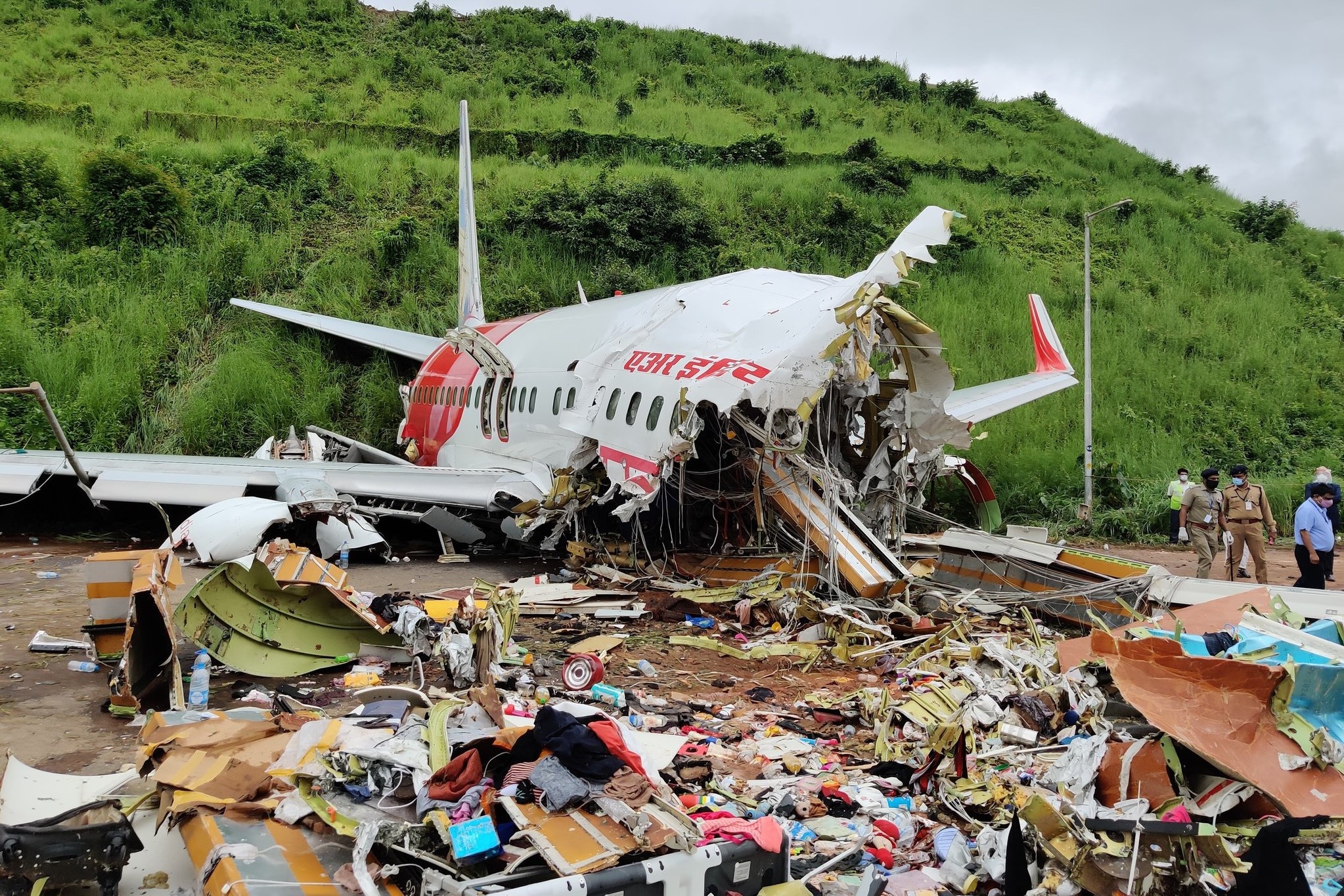 Nguoi cuu ho soc truoc 'mau va chet choc' khi may bay An Do gay doi hinh anh