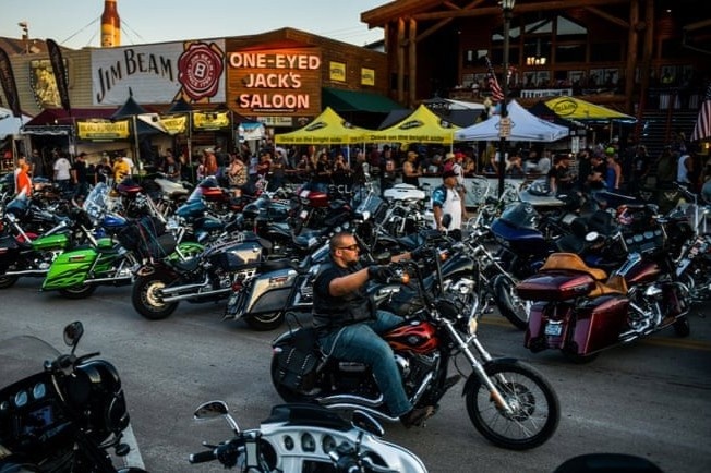 Tho dan My chan duong hang nghin 'quai xe' khong deo khau trang hinh anh