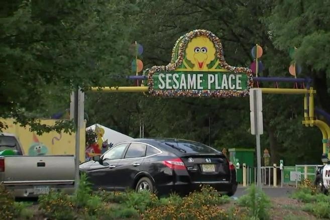 Nhac khach deo khau trang, nhan vien cong vien My bi dam vao mat hinh anh