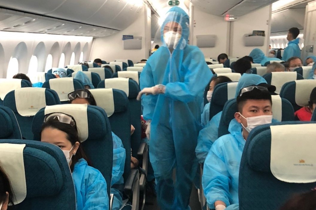 Dua hon 340 nguoi Viet ve tu Angola, cach ly sau khi den Noi Bai hinh anh