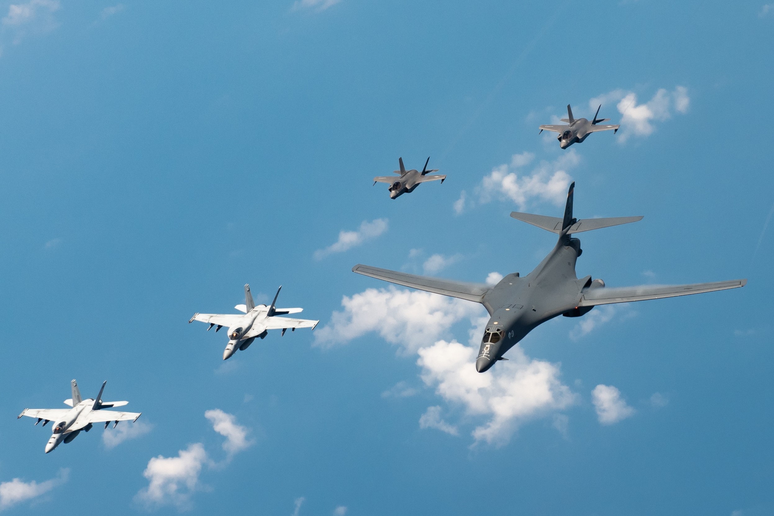 May bay nem bom My tap tran o An Do Duong - Thai Binh Duong hinh anh