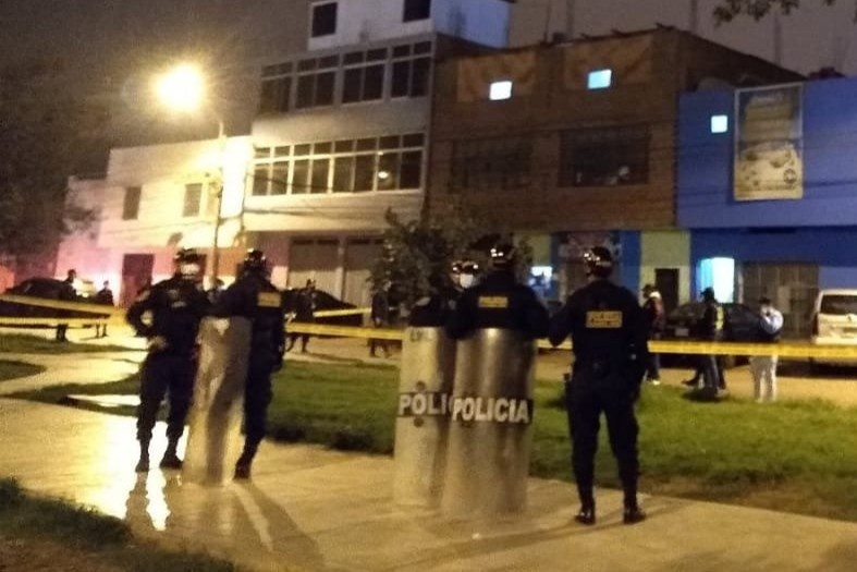 Canh sat Peru dep tiec chui mua Covid-19, 13 nguoi chet vi giam dap hinh anh