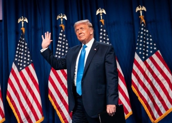 Tong thong Trump pha truyen thong dai hoi dang ngay dem dau tien hinh anh