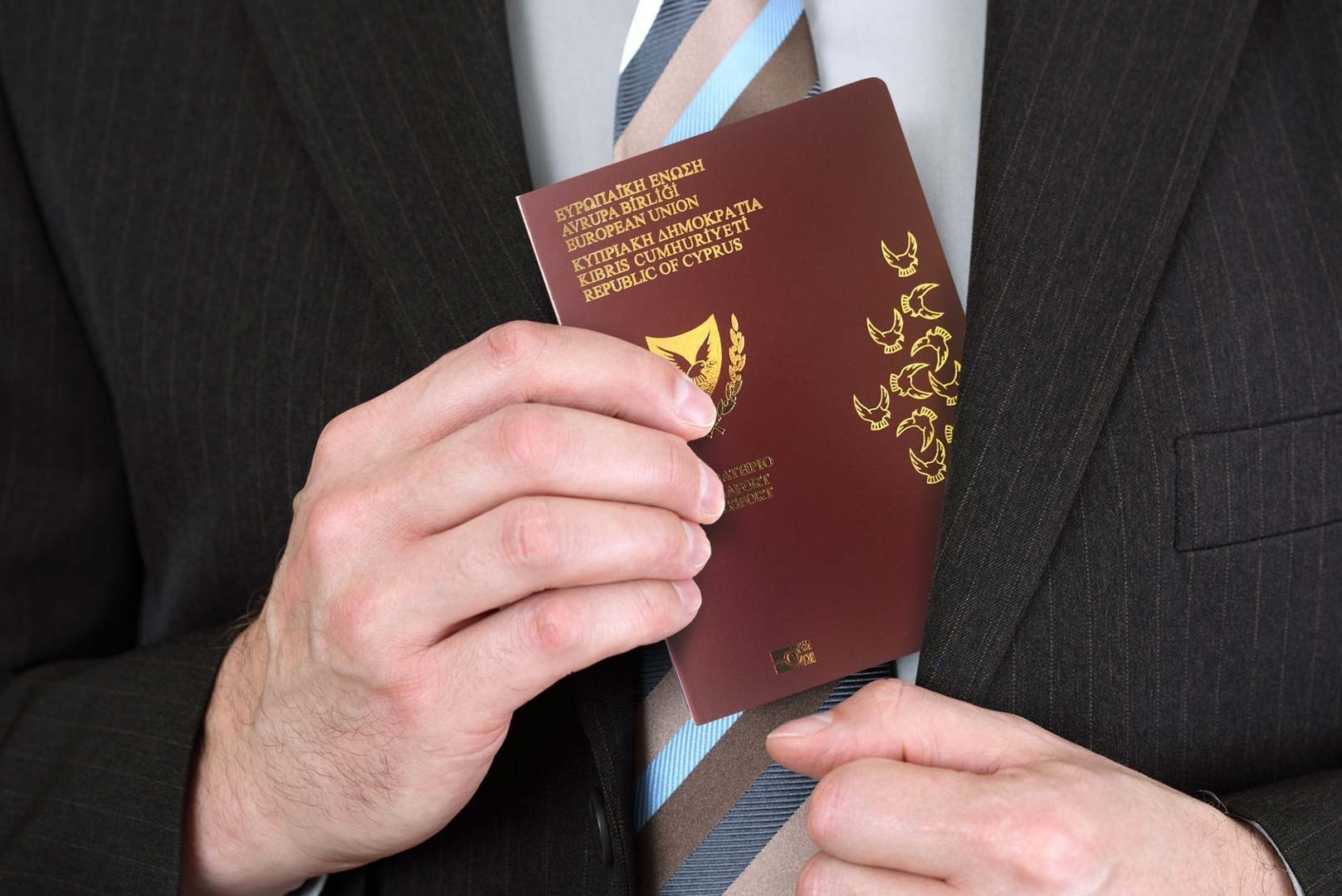 Canh sat Cyprus dieu tra vu lo tai lieu mat ve 'ho chieu vang' hinh anh