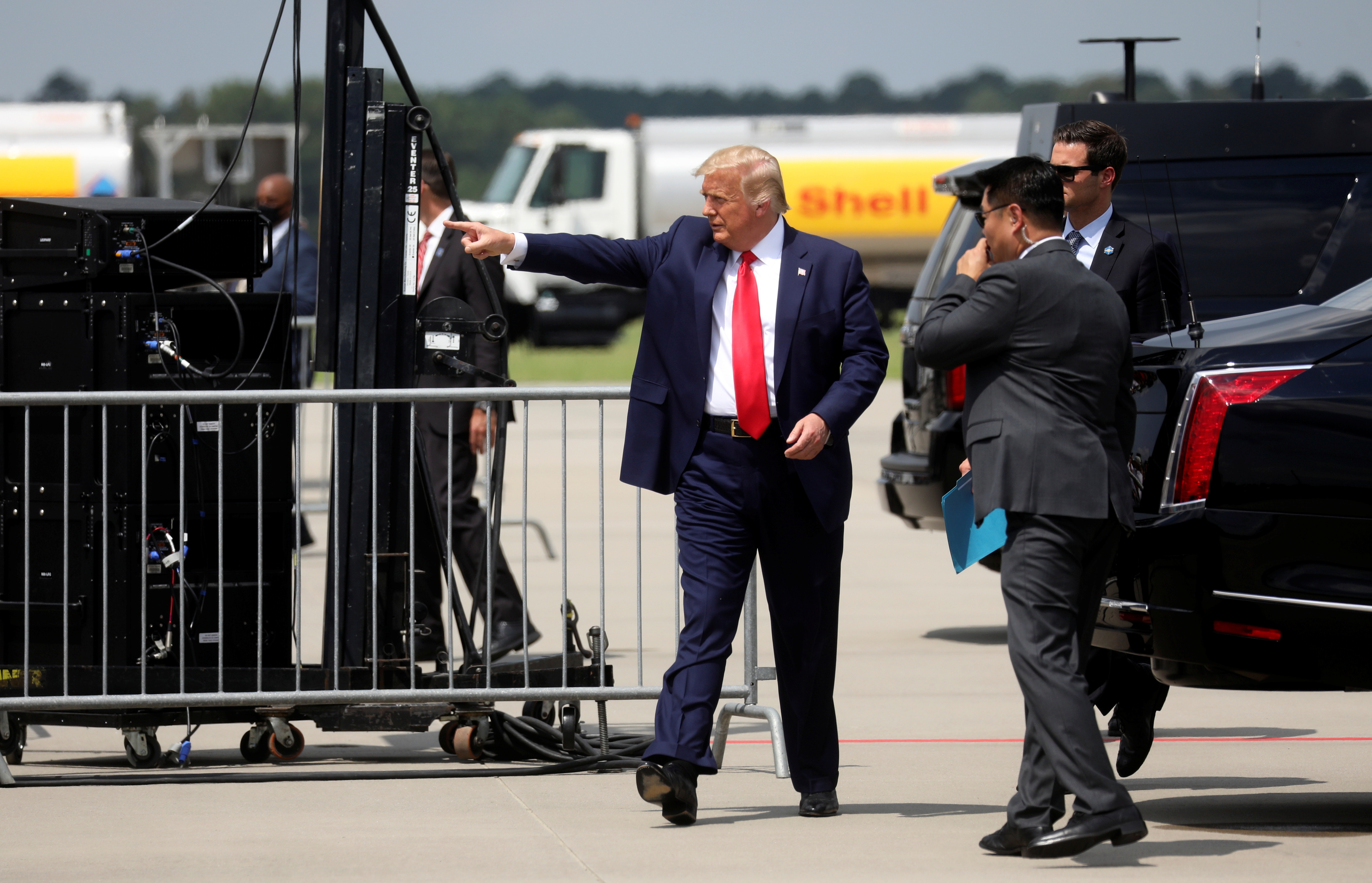 cuoc chien hai mat tran voi Tong thong Trump anh 2