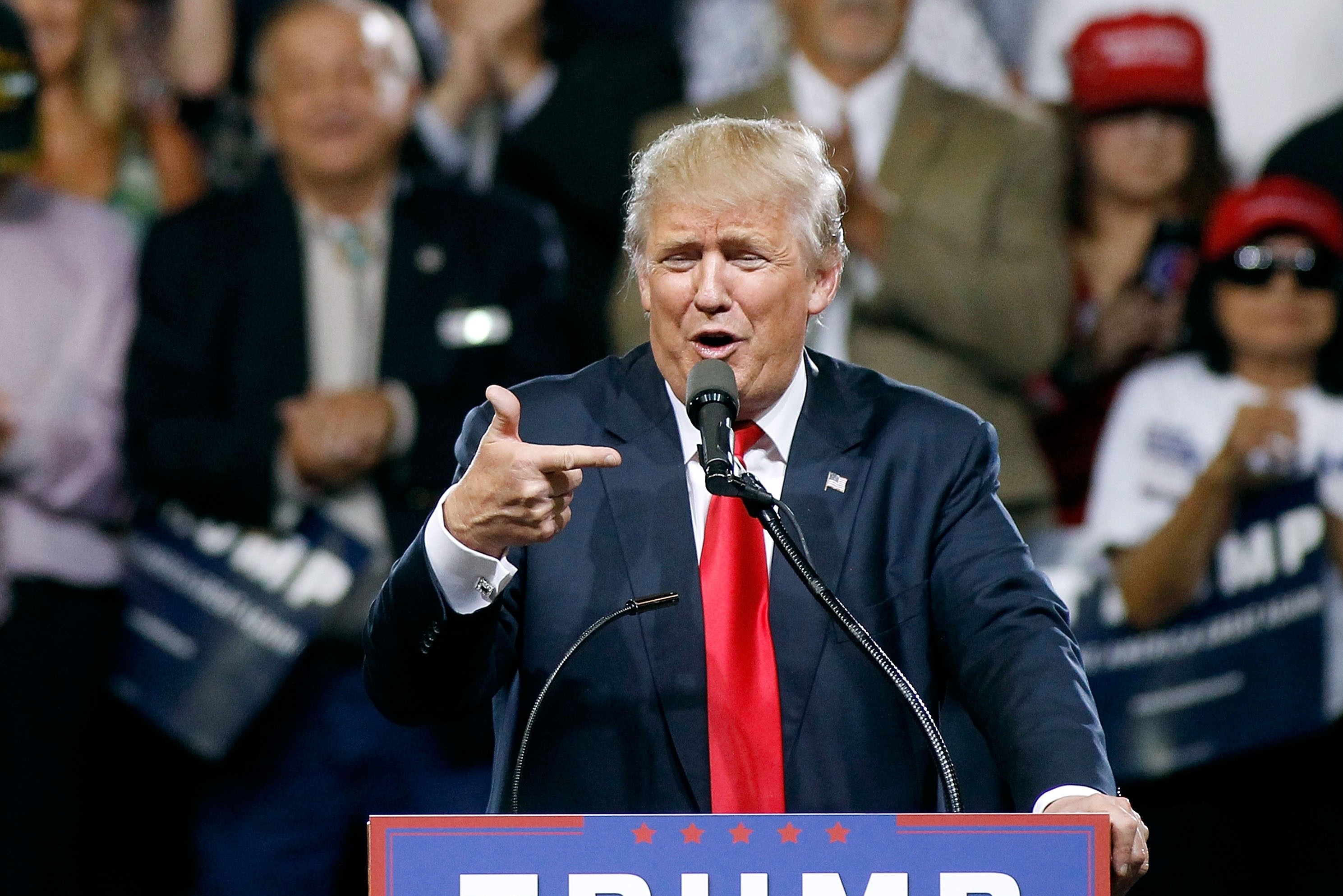 TT Trump can nhac chi 100 trieu USD tien tui de danh bai doi thu hinh anh