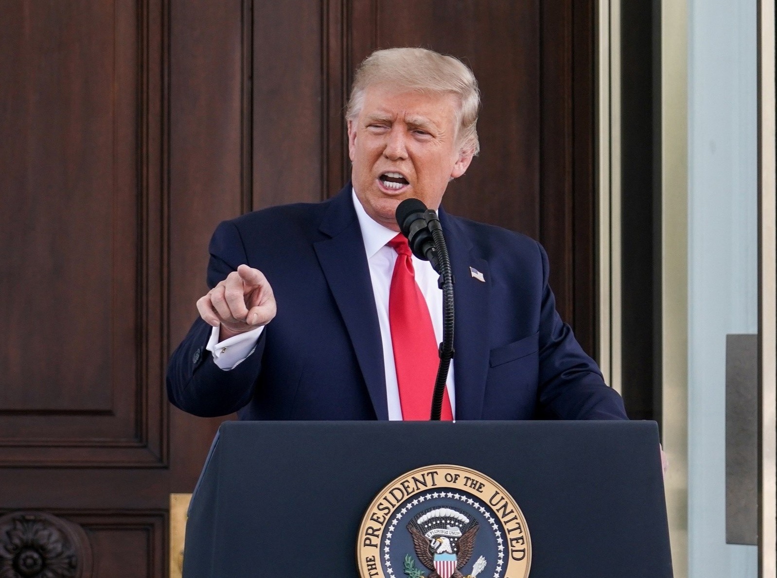 TT Trump chi trich ong Biden ngu ngoc, doi doi thu xin loi hinh anh