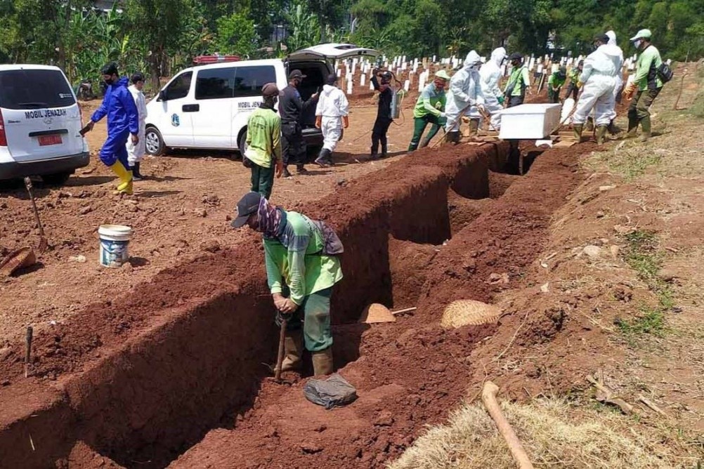 Pham luat chong Covid-19, dan Indonesia phai dao mo cho nan nhan hinh anh