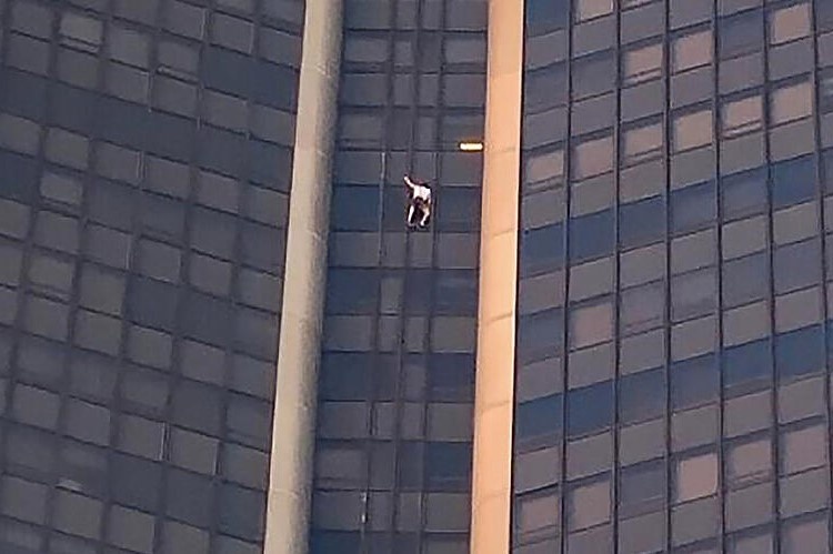 Canh sat Phap bat giu nguoi leo len toa nha cao nhat Paris hinh anh