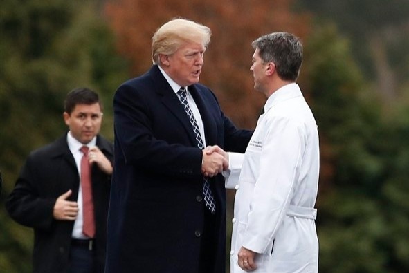 Tong thong Trump 'hoang so' khi biet tin mac Covid-19 hinh anh