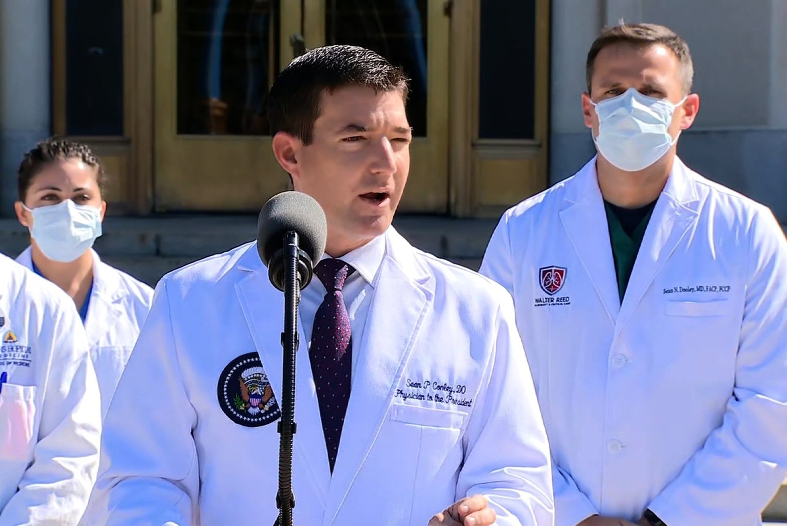 Bac si Nha Trang: Tong thong Trump khong can ho tro tho oxy luc nay hinh anh