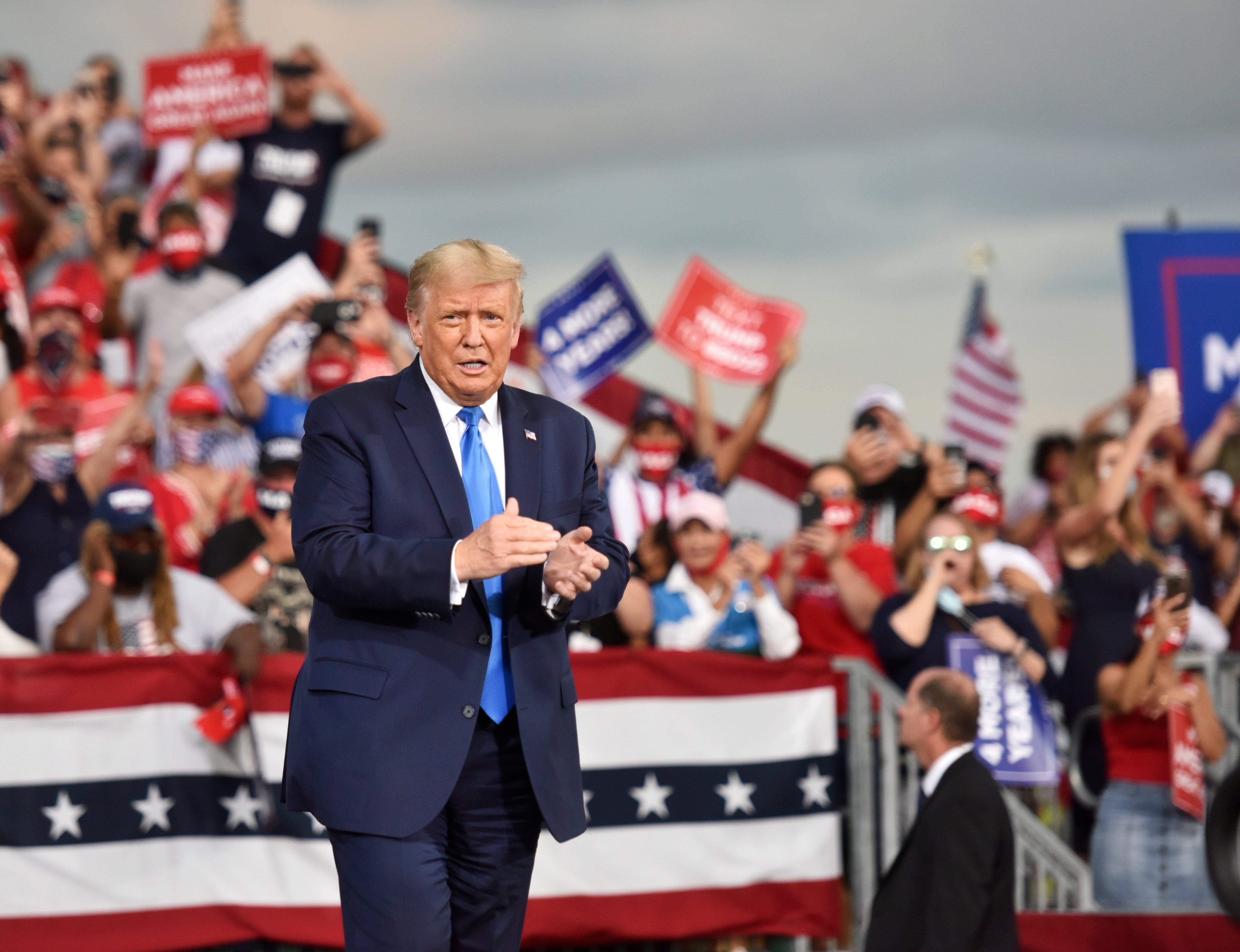 Trump am tham tinh duong tai tranh cu anh 1