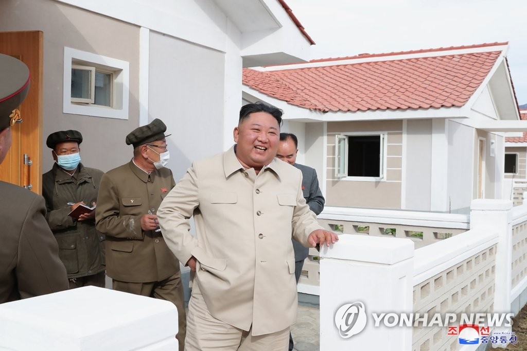Kim Jong Un dich than thi sat khu tai dinh cu anh 3